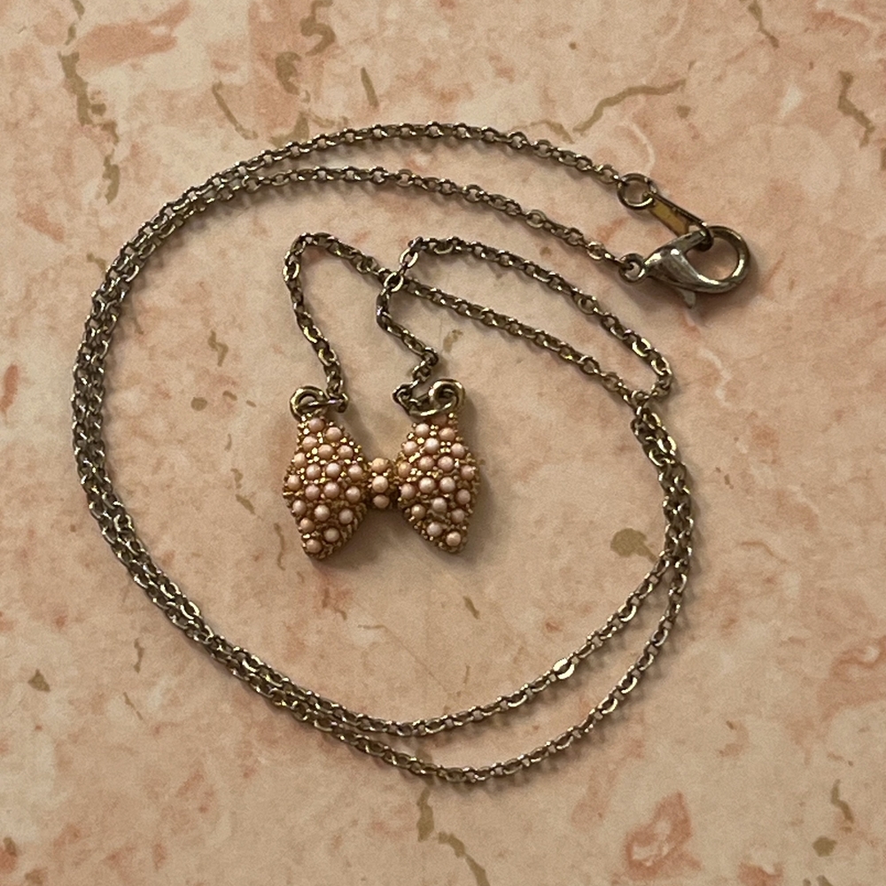 Chic Pearl Bow Pendant Necklace
